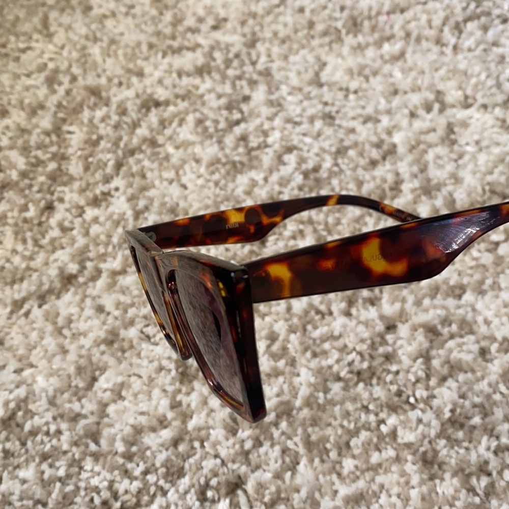 Stylish Tortoise Shell Sunglasses! - Picture 3 of 5